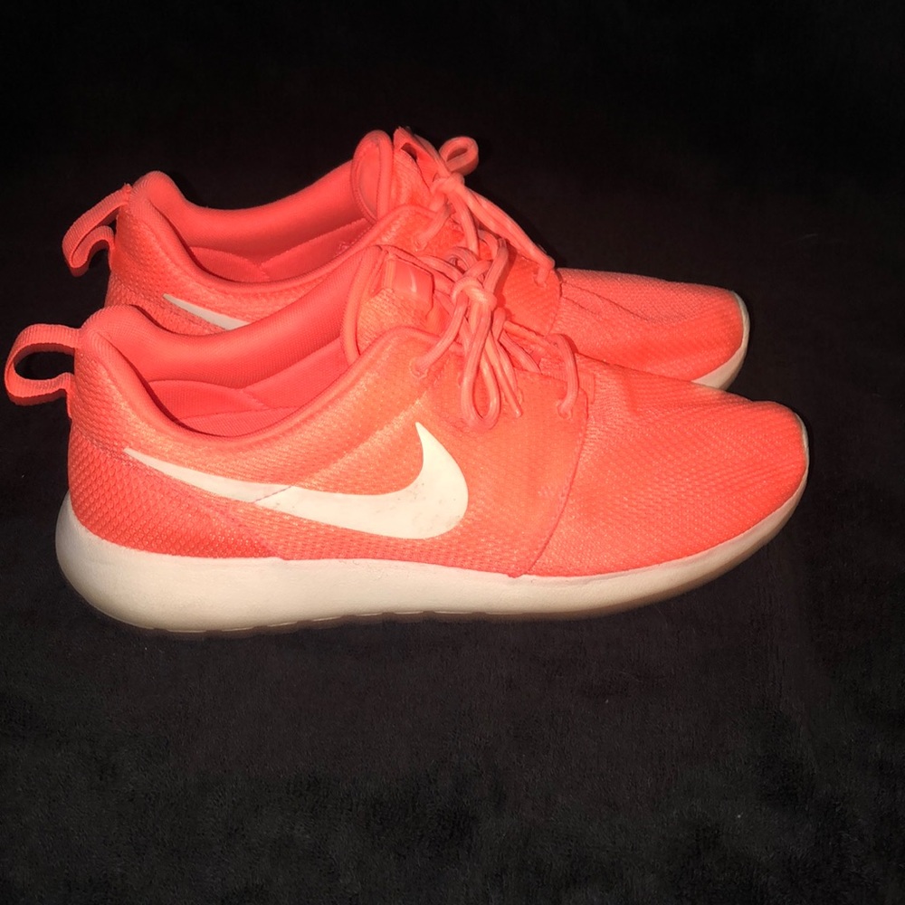 Women’s Coral Nike Roshe Sz 11